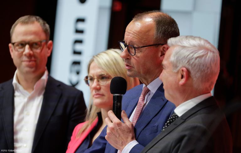 Regionalkonferenz Vierer CDU-Chef Friedrich Merz mit CDU-Generalsekretär Mario Czaja, dessen Stellvertreterin Christina Stumpp und dem CDU-Vorsitzenden aus Baden-Württemberg, Thomas Strobl, auf der ersten Regionalkonferenz in Pforzheim. Foto: Tobias Koch